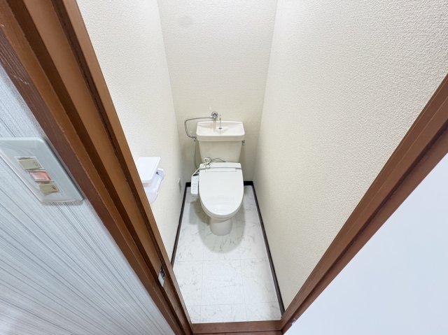 トイレ　温水洗浄便座付きのトイレです。