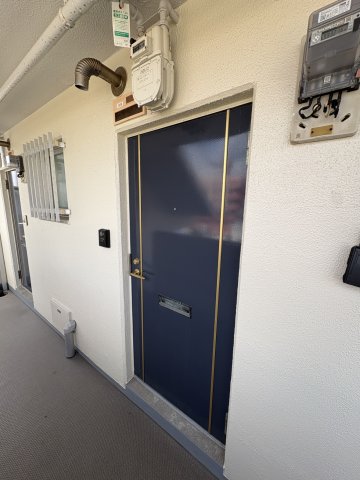 玄関　綺麗な扉です。帰宅した時に一番に目につく玄関扉が綺麗なのとそ