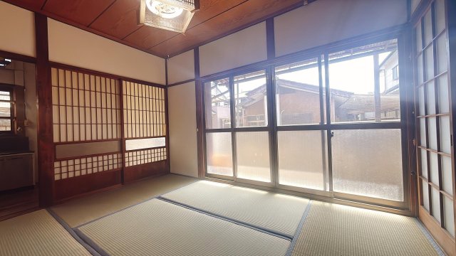 居室・リビング　障子越しのやわらかな光が差し込む和室。畳の香りに癒されます