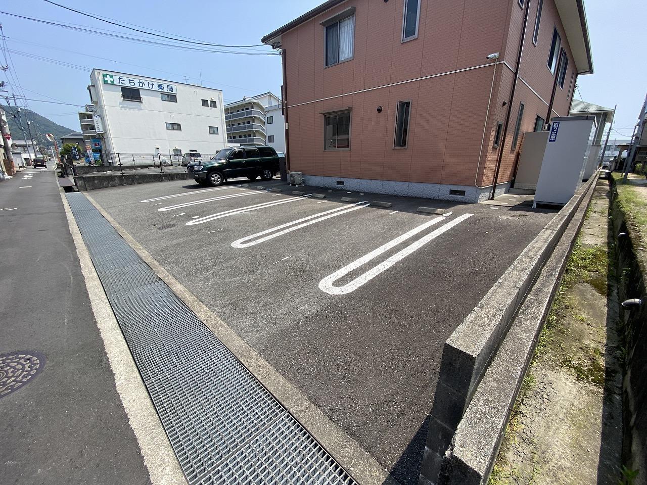 駐車場　二重白線で駐車のしやすい駐車場♪