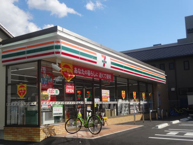 コンビニ　セブンイレブン（コンビニ）まで300m