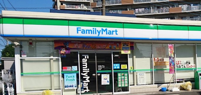 コンビニ　ファミリーマート鳩ヶ谷南店（コンビニ）まで608m