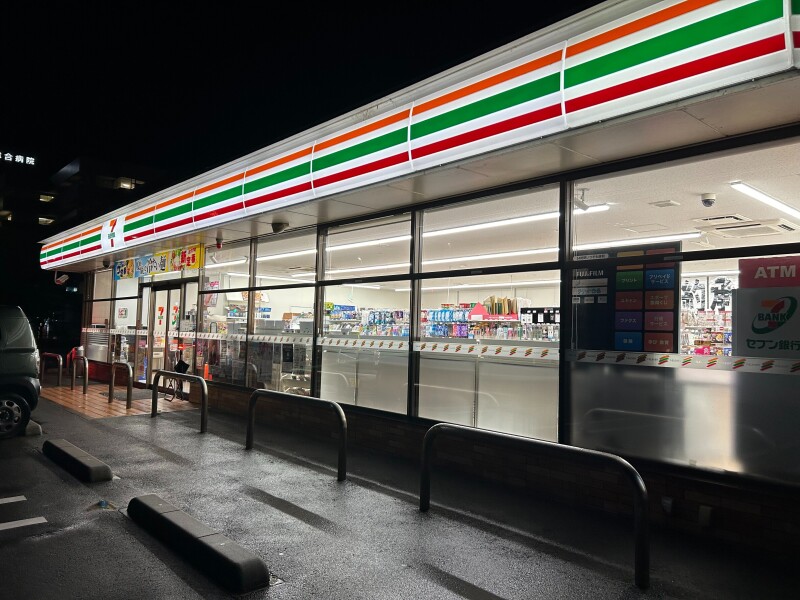 コンビニ　セブンイレブン（コンビニ）まで724m