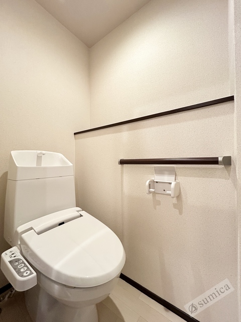 トイレ　人気アイテムの温水洗浄便座。清潔感のあるトイレです。
