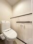 トイレ　人気アイテムの温水洗浄便座。清潔感のあるトイレです。