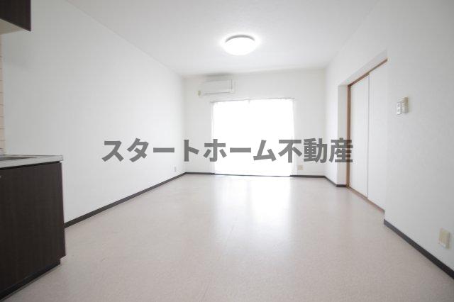 居室・リビング　こちらのリビングで趣味の時間をお楽しみください