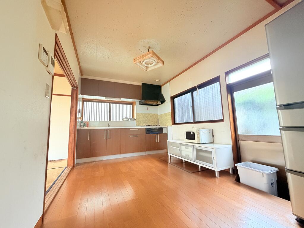 藤枝市郡・大庭園の家の居間写真