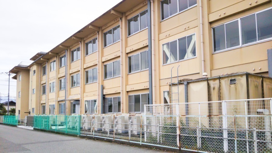 小学校　中央市立田富小学校（小学校）まで810m