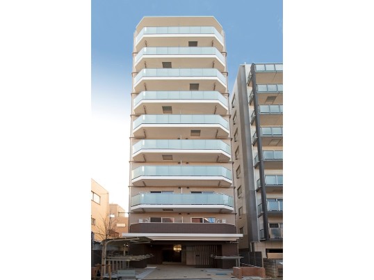 建物外観　鉄筋コンクリート造のがっちりとした建物。