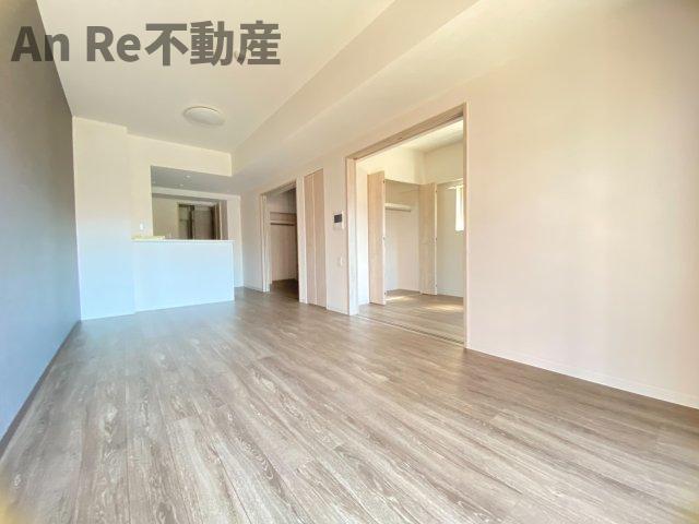 ＪＲ武蔵野線 東川口駅 徒歩10分 6階建 築4年の居間写真