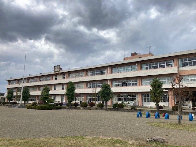 小学校　市貝小学校（小学校）まで350m