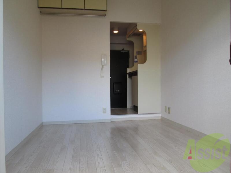 居室・リビング　ベット＋少し余裕がある単身の方向けのお部屋です