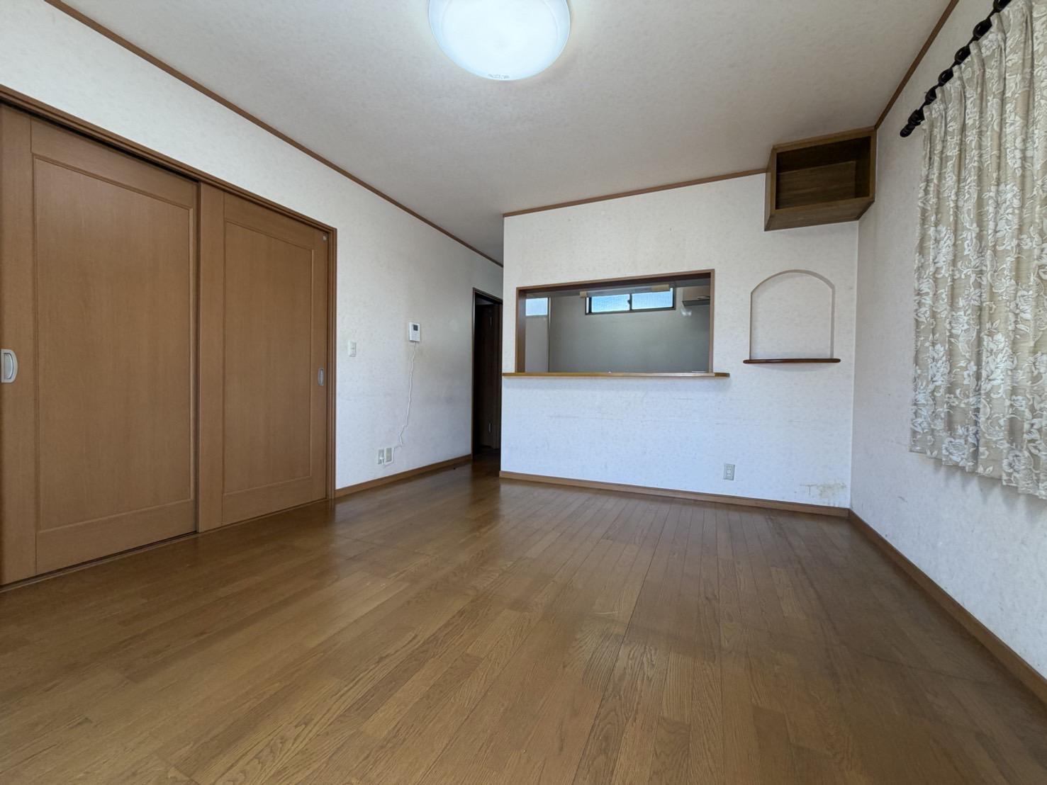 南梅本一戸建の居間写真