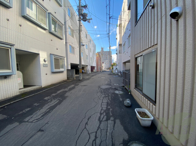 【札幌市中央区南八条西のマンションの駐車場】