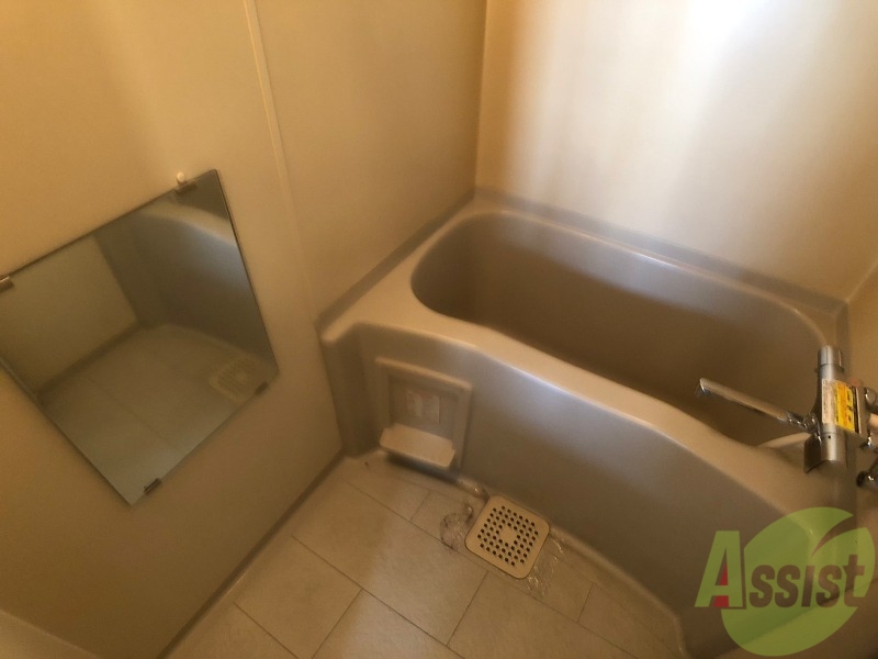 バス・シャワールーム　バスルームは狭すぎず、シャワーも浴びやすそうです。