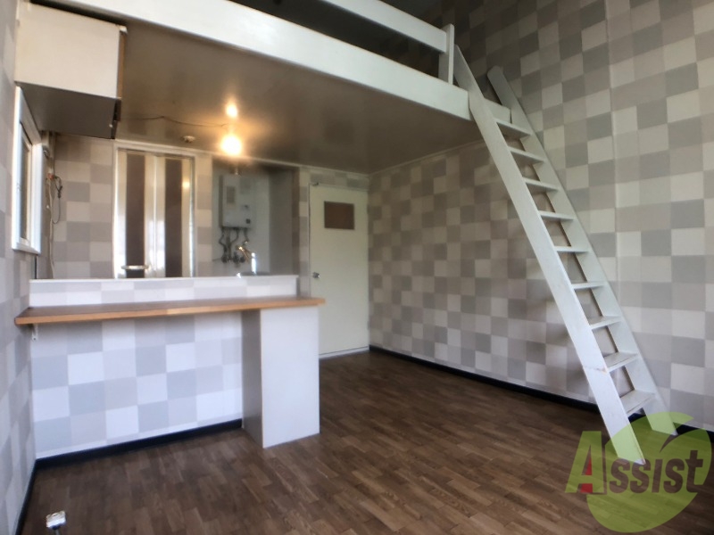 居室・リビング　ロフト付きの洋室です。お部屋も明るく過ごしやすそう。