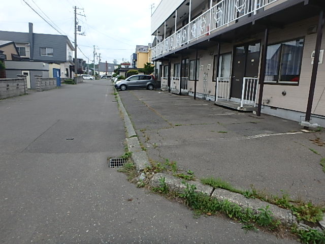 【苫小牧市春日町のアパートの駐車場】