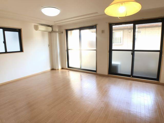 居室・リビング　窓が多く明るいリビングです