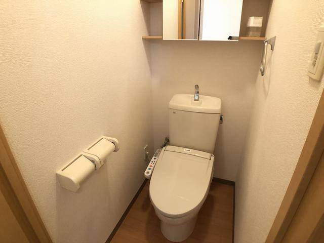 トイレ　温水洗浄便座です