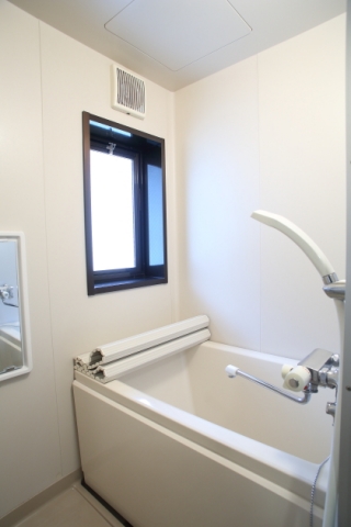 バス・シャワールーム　お風呂にも窓がありますので換気もバッチリ！