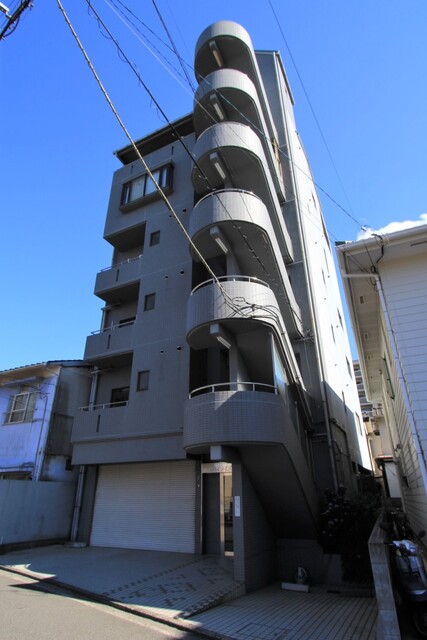 【松山市鉄砲町のマンションの建物外観】