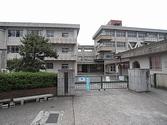 【天理市西長柄町のアパートの小学校】