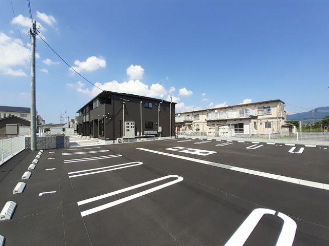 【直方市大字感田のアパートの駐車場】