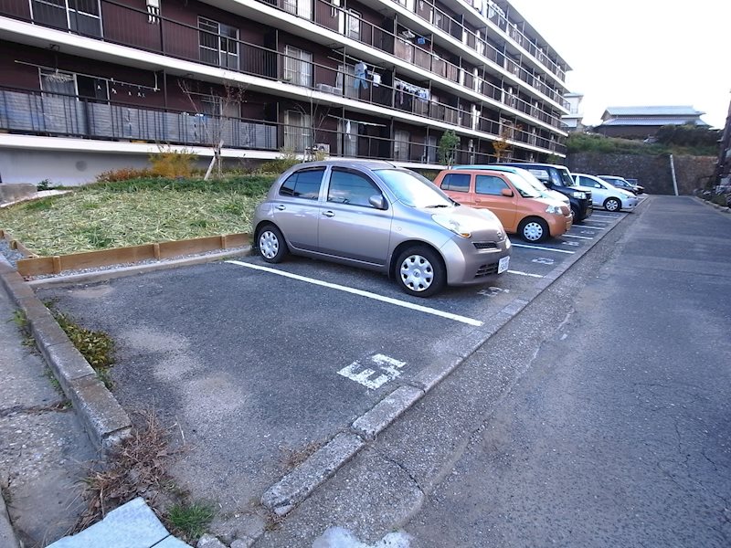 【神戸市西区玉津町高津橋のマンションの駐車場】