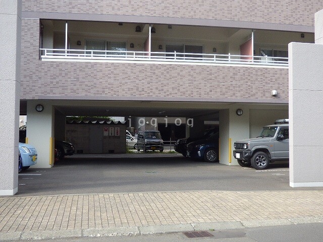 【札幌市中央区南九条西のマンションの駐車場】