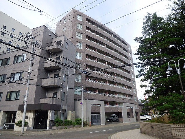 【札幌市中央区南九条西のマンションの建物外観】