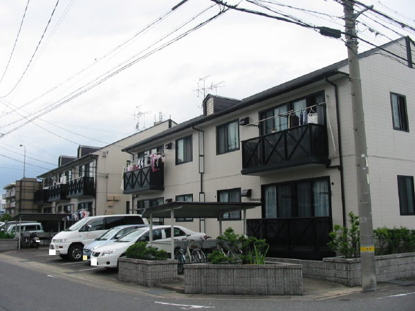 【名古屋市中川区東春田のアパートの建物外観】