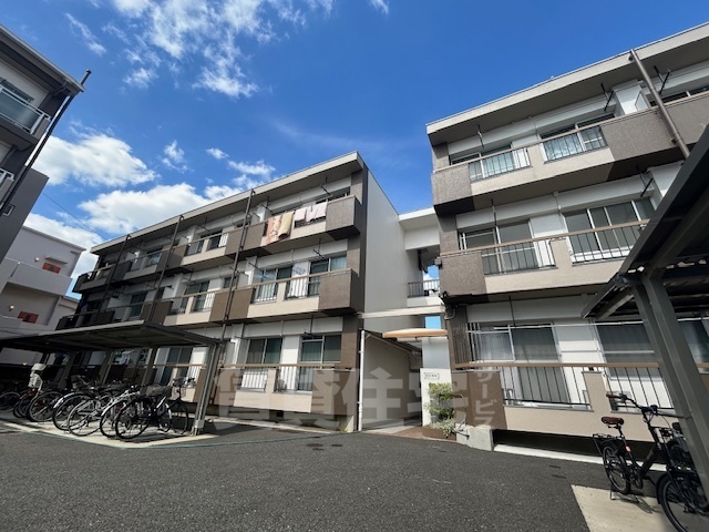 松原市上田のマンションの建物外観