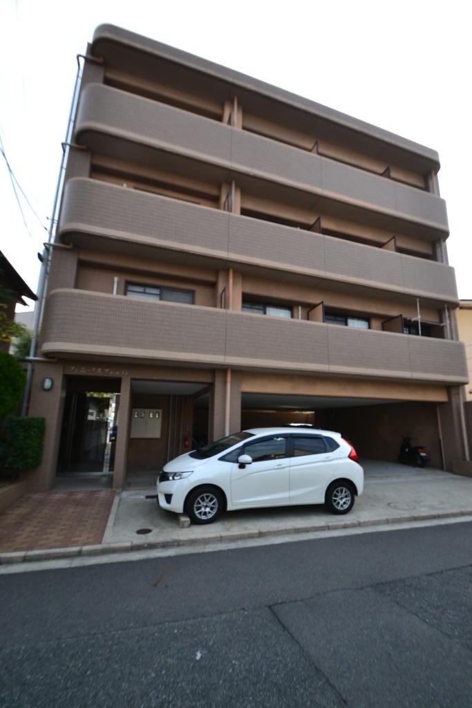 広島市中区江波二本松のマンションの建物外観