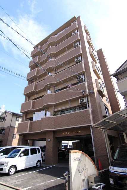 松山市北立花町のマンションの建物外観