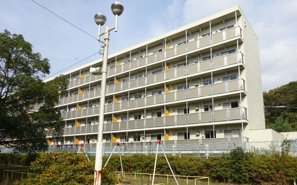 【勝田郡勝央町平のマンションの建物外観】