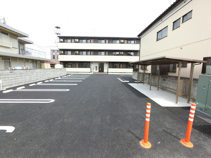 【古河市本町のアパートの駐車場】