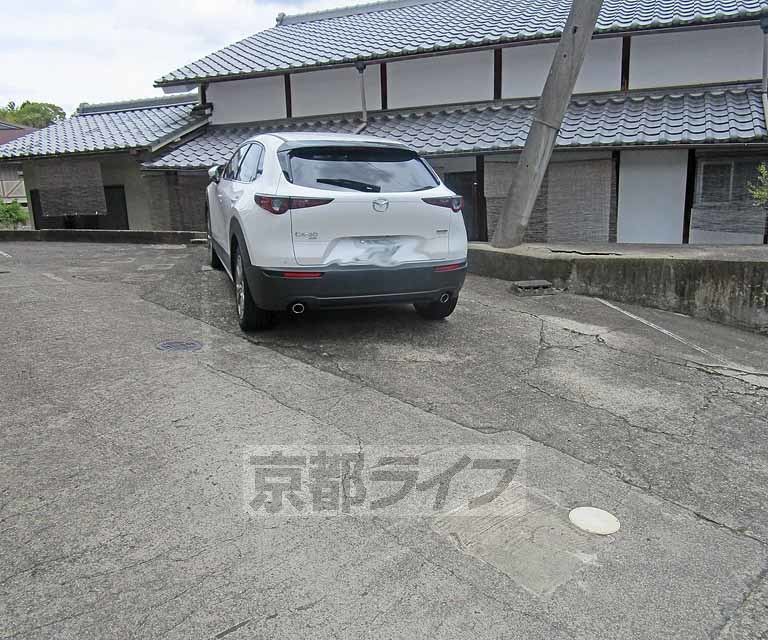 【京都市西京区大枝塚原町のマンションの駐車場】