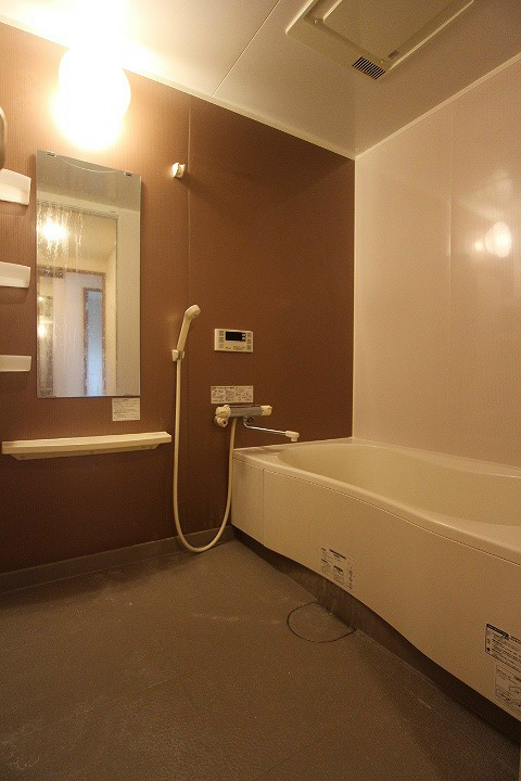 バス・シャワールーム　浴室　大きな鏡付きで便利です。※別号室参考写真