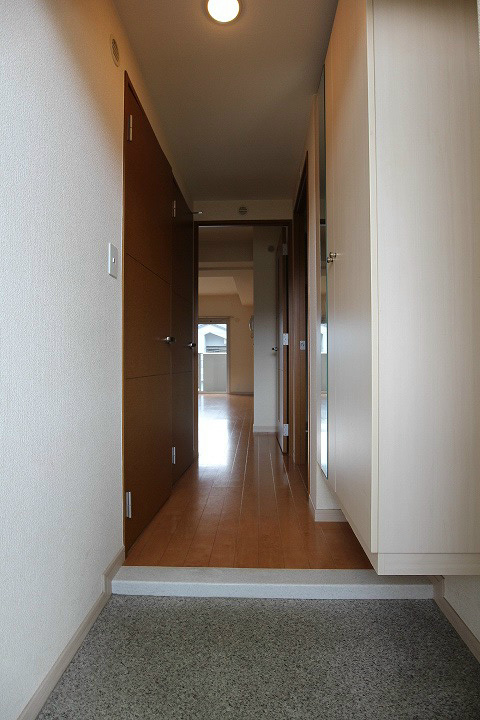 玄関　玄関　シューズボックス完備。※別号室参考写真