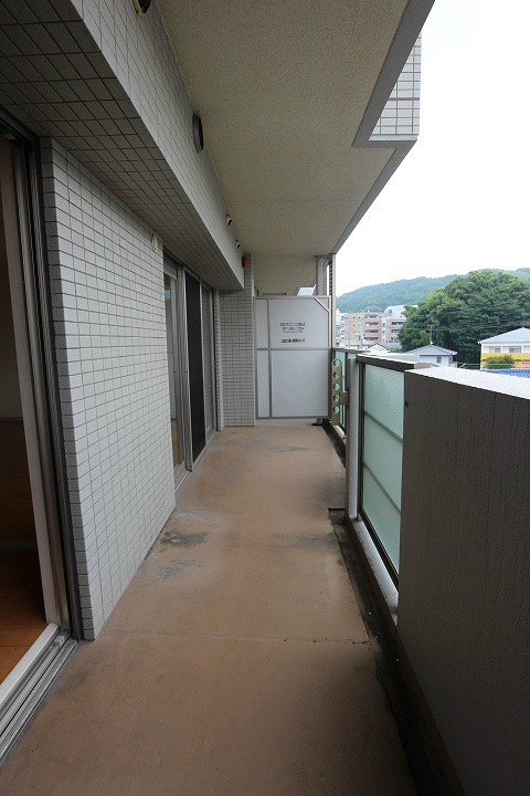 バルコニー　バルコニー　陽当たり良好で明るいです。※別号室参考写真