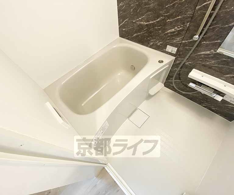 バス・シャワールーム　鏡の付いた便利なお風呂