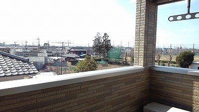 バルコニー　開放的で明るい空間を演出してくれるバルコニーです