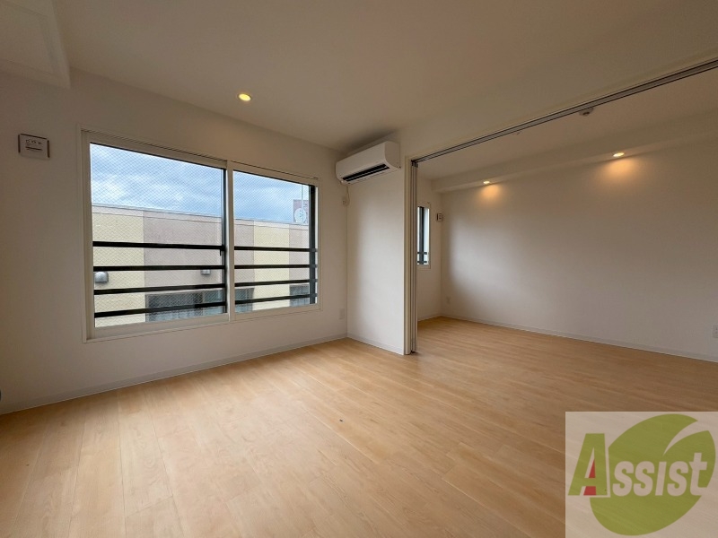 居室・リビング　広々としたリビングですね。使い勝手がよさそうですね！