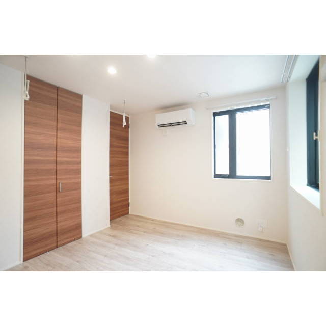 居室・リビング　２面採光の明るい洋室♪