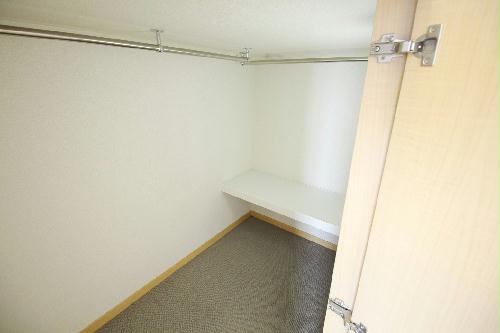 収納　パイプ付きクローゼットです。同タイプの物件写真です。