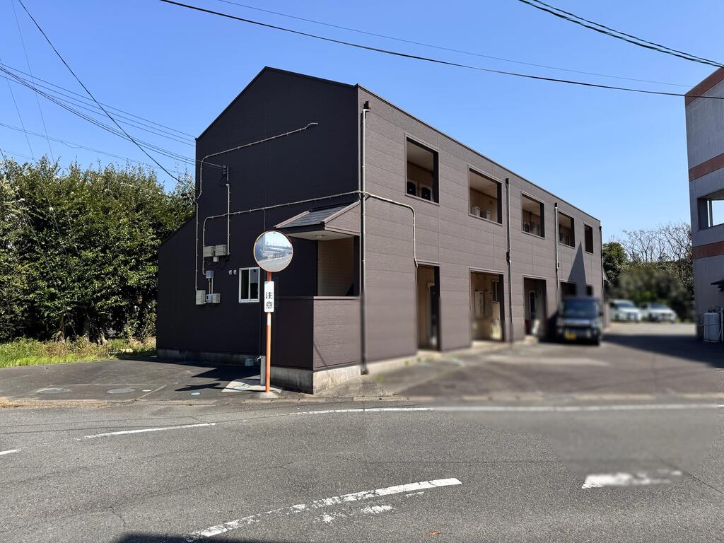 建物外観　外壁の色は紺色で落ち着いた雰囲気を演出♪無料駐車場も完備♪