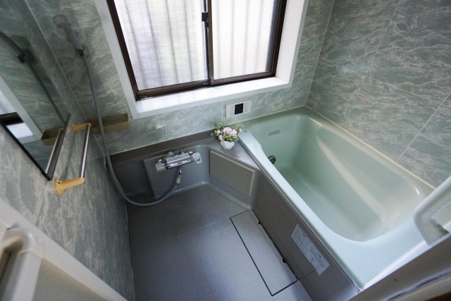 バス・シャワールーム　窓付の浴室は気持ちがいいです
