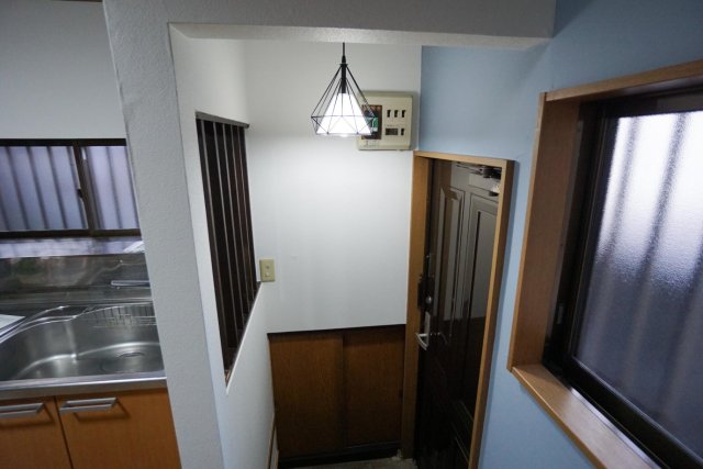 玄関　モダンな玄関灯でお客様をおもてなし