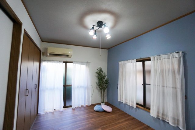 居室・リビング　全面クロス、床貼替で洒落たリビングになりました。