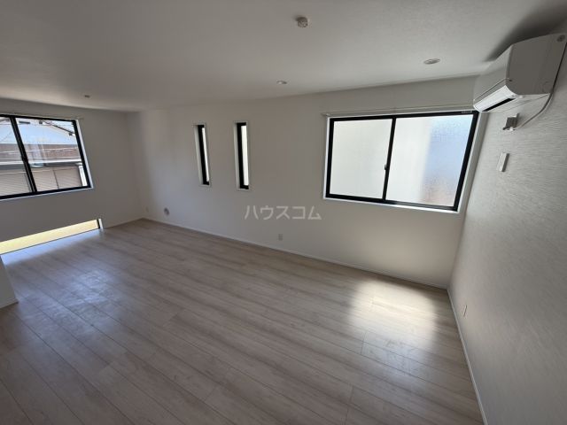 太田窪戸建て 3号棟の居間写真